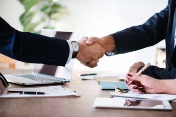 Deux hommes d'affaires qui se serrent la main