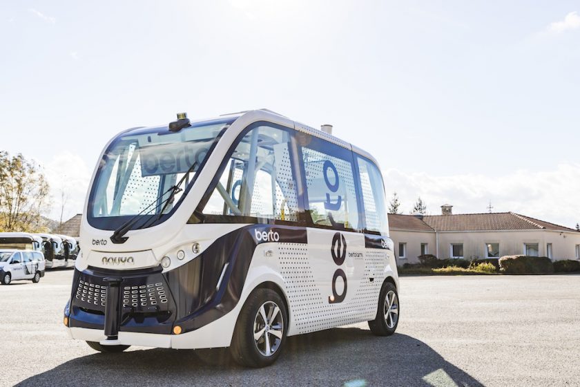 Navette autonome berto sur un parking la journée