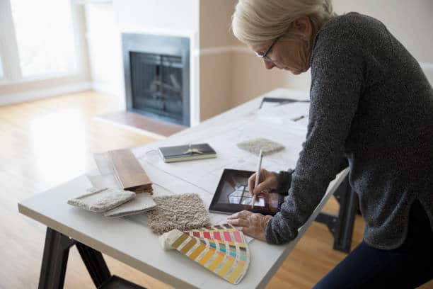 Femme qui choisit les couleurs de son intérieur sur une tablette