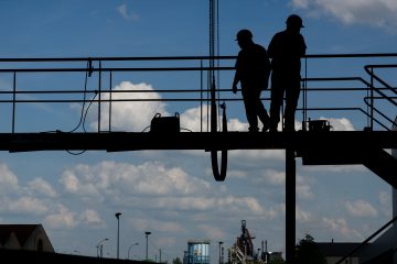 Deux travailleurs sur une plateforme en hauteur