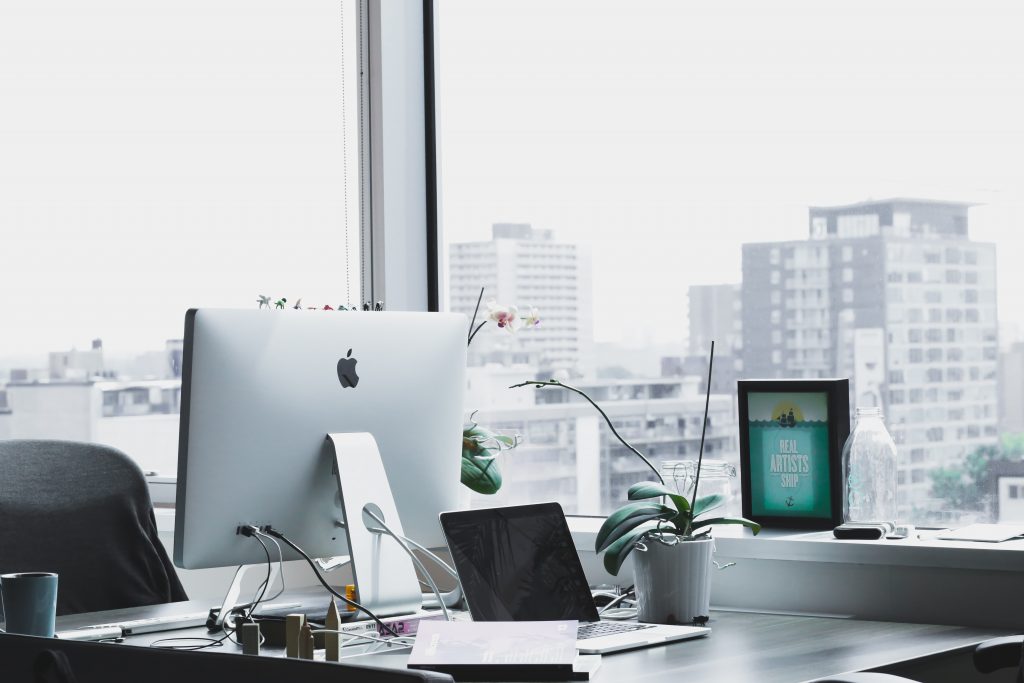 bureau équipé avec un ordinateur