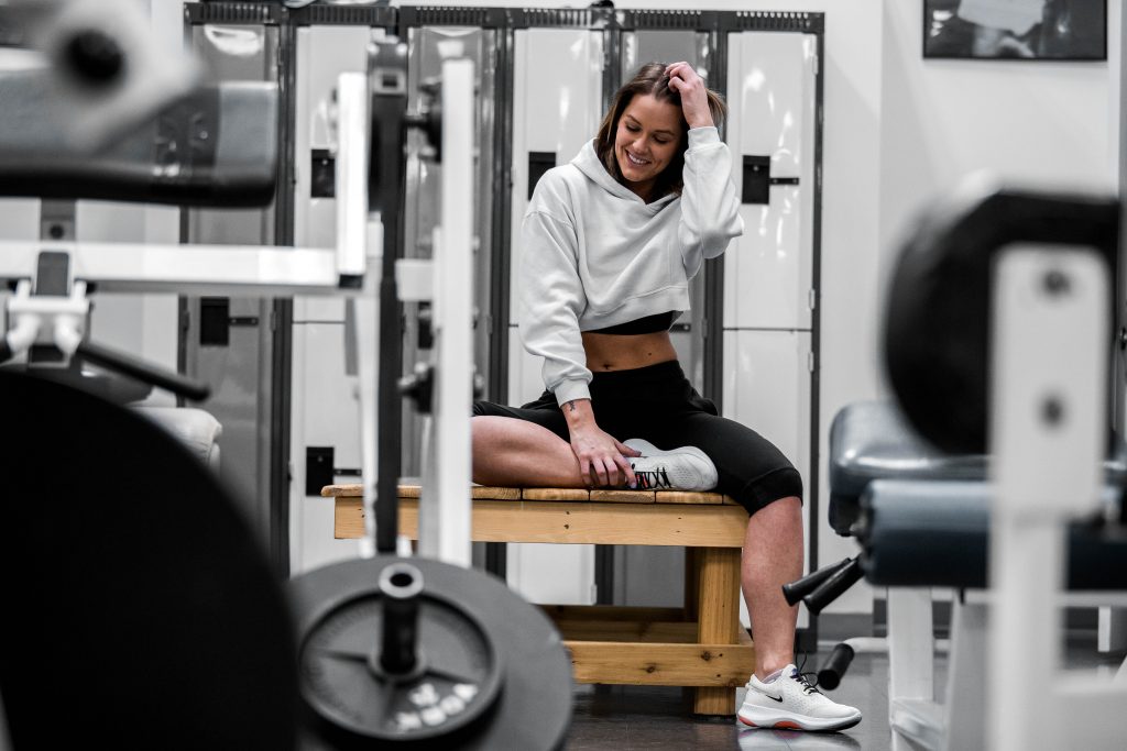 Une femme dans une salle de sport