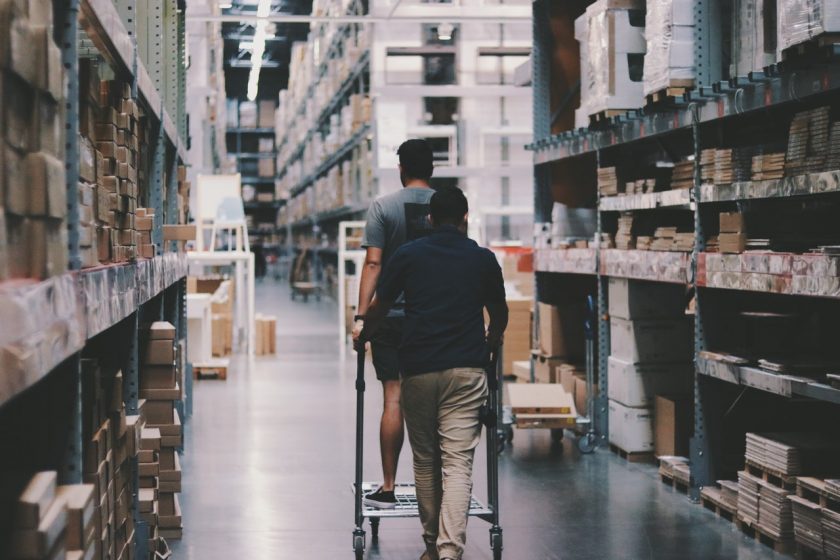 deux personnes qui travaillent dans un entrepôt de logistique