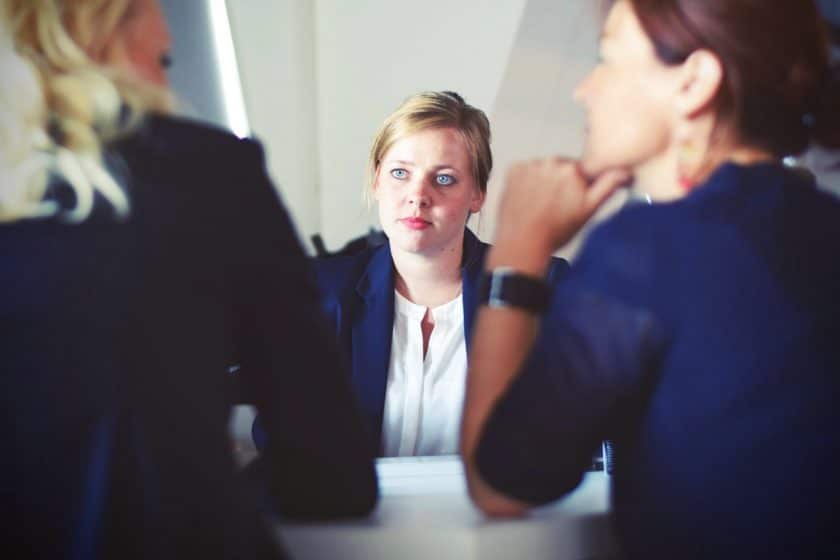 candidate face à deux recruteurs