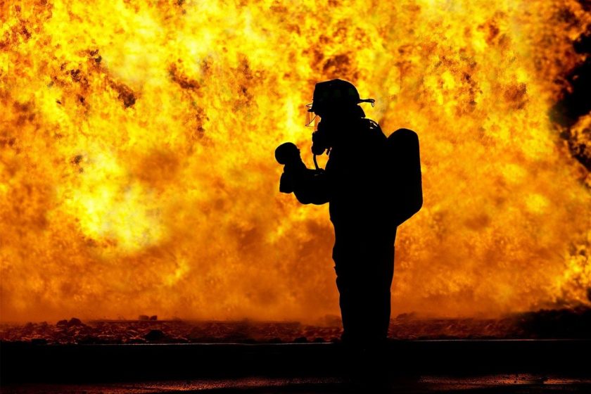 pompier devant un feu