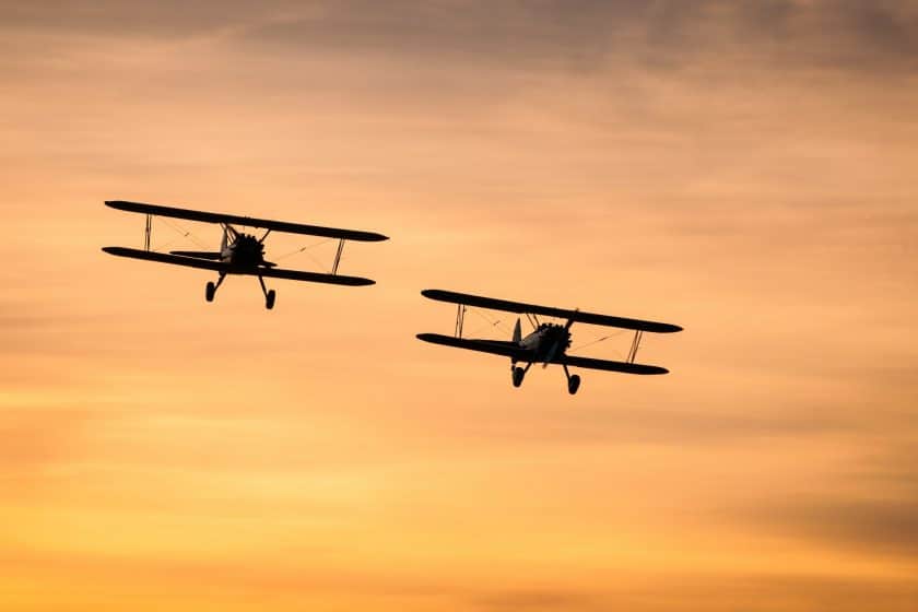 deux avions côte à côte