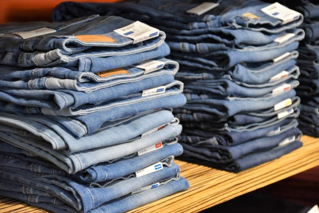 pile de jeans pliés